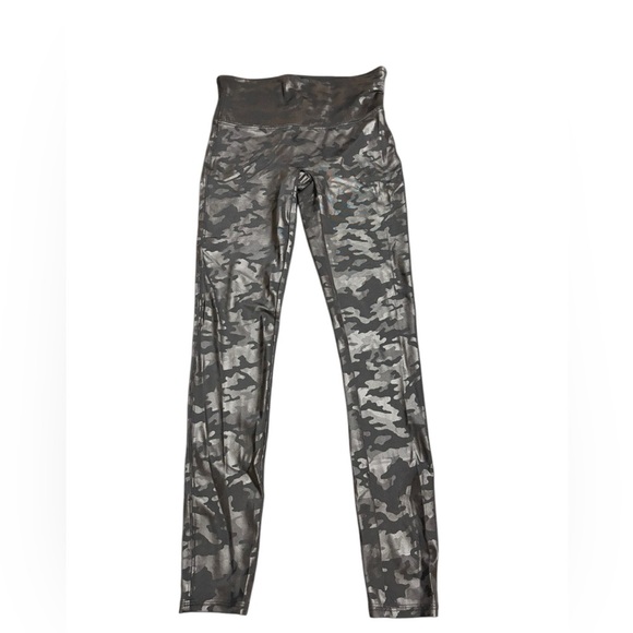 SPANX FAUX LEATHER Black CAMO LEGGINGS Medium - Picture 1 of 11